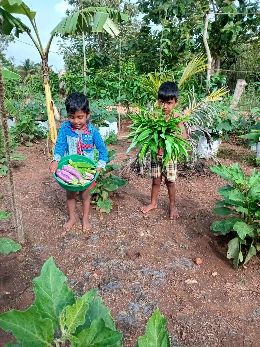 Kinderen met de oogst uit de moestuin