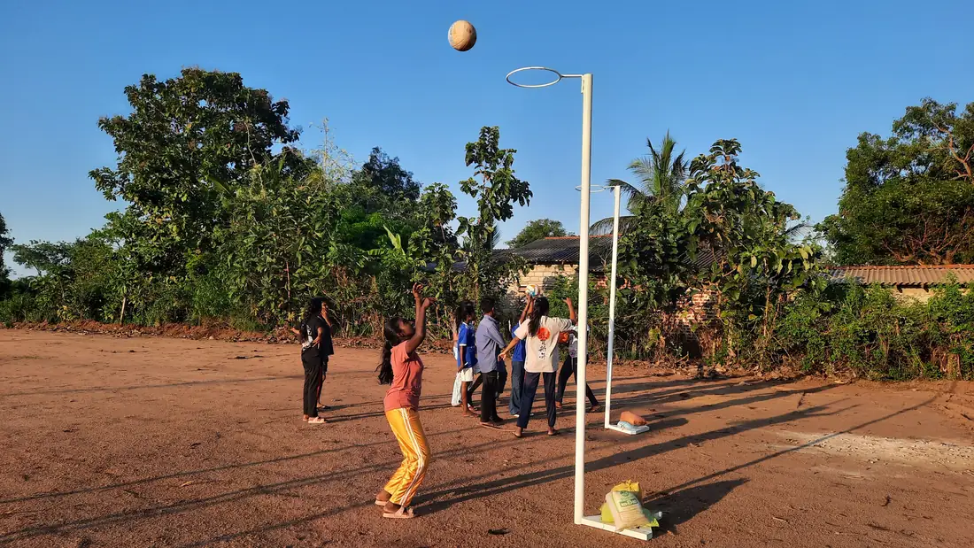 Jongeren spelen netbal op het nieuwe speelveld