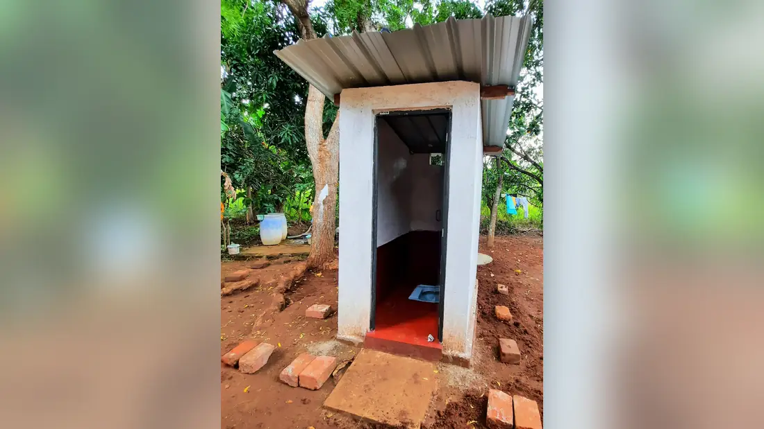 Een afgerond toilet bij een woning in Thariyankulama